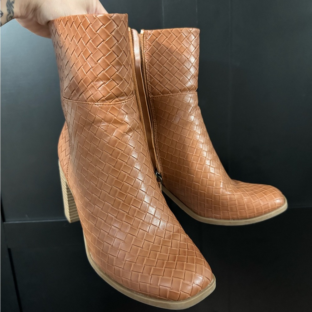 Universal thread women’s textured boots